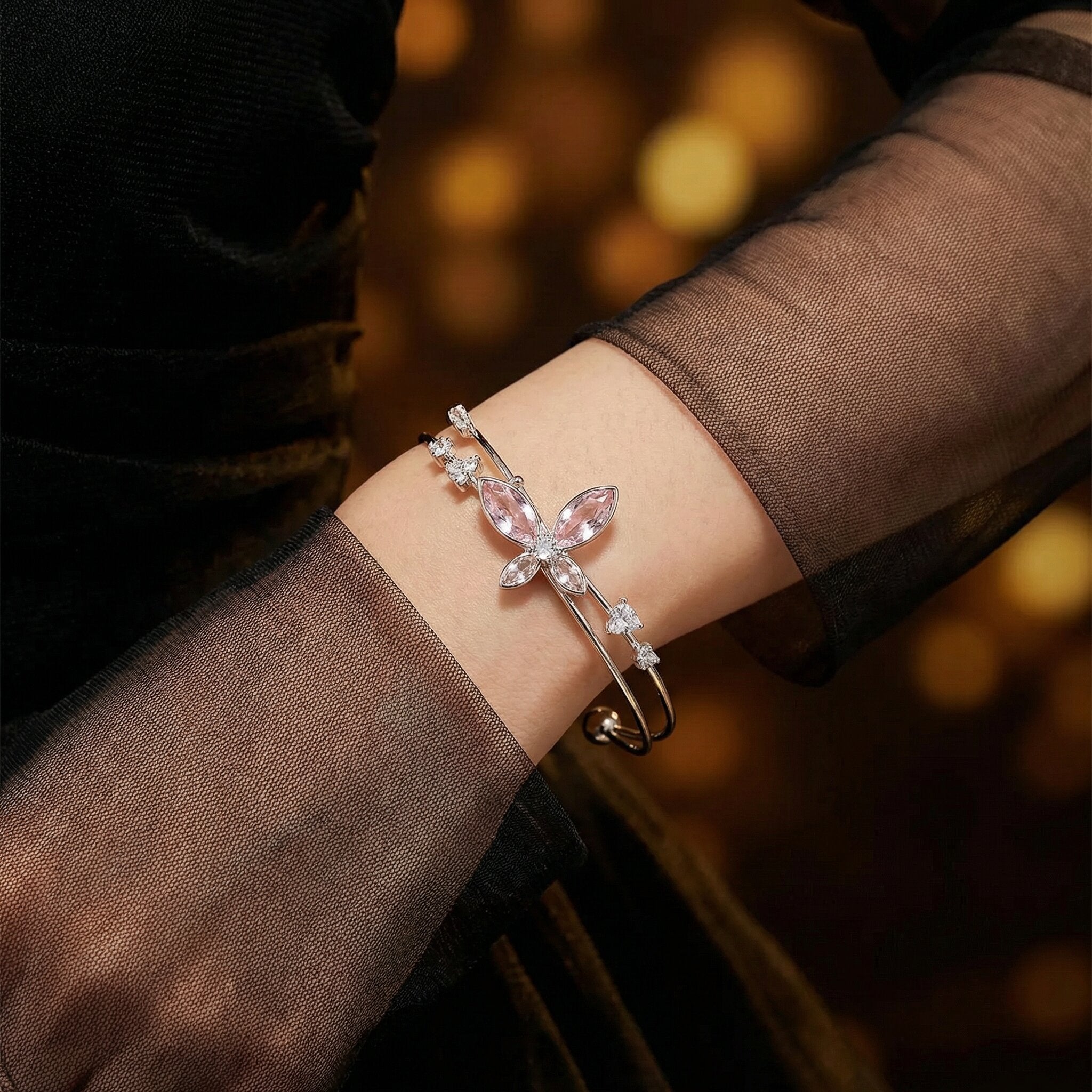 Raya Gold Bangle Detail