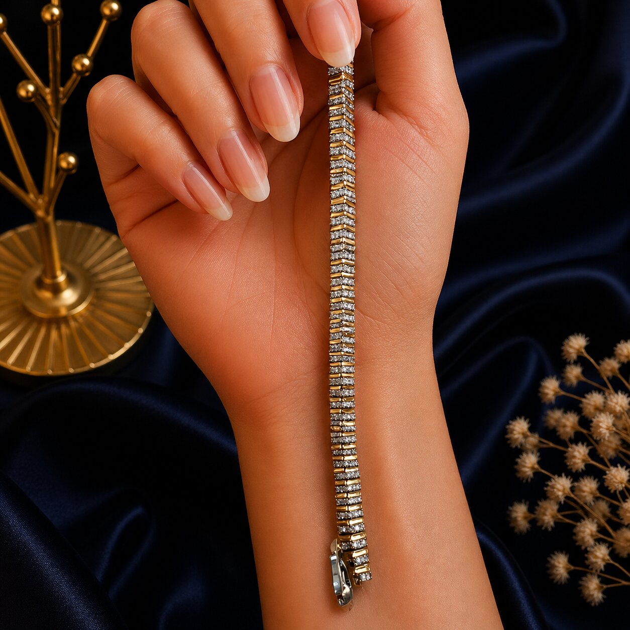 Nora Crest Bracelet